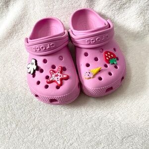 Crocs‎ Classic Clog Taffy-Pink Kids Shoes with Charms C9